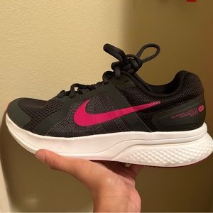 Nike Size 9 Women’s Running Shoes - BARELY WORN!